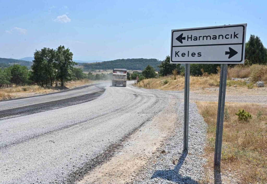 Büyükşehir Harmancık’ta da yolları yeniliyor
