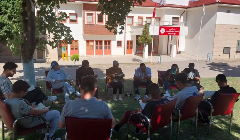 Bilecik’te koruma altındaki çocuklar açık havada kitap okudu