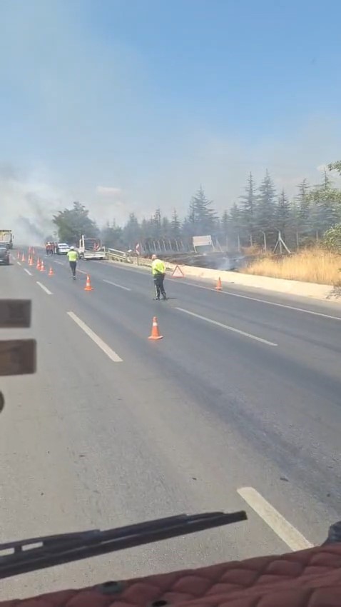 Karayolundaki otluk alanda çıkan yangın ormana sıçramadan söndürüldü