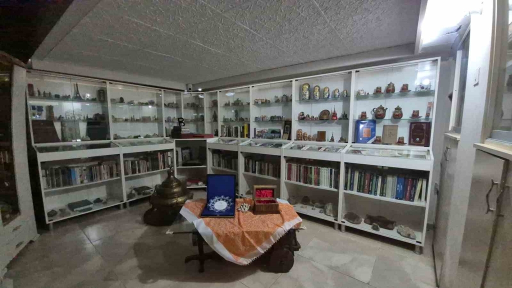 49 ülke ve 80 şehir gezerek yarım asırdır tarihi eser topluyor
