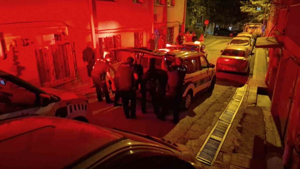 Polise mukavemet gösteren genç ters kelepçe yapılarak gözaltına alındı