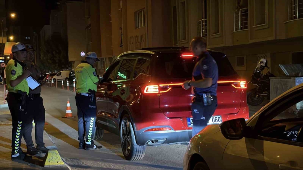Eskişehir’de polisten araç gürültüsünün yoğun olduğu sokakta kapsamlı denetim