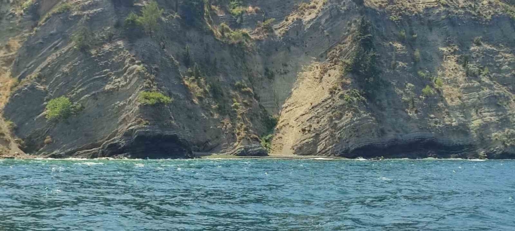 Denizde heyelan paniği, yüzerken üzerlerine toprak kaydı