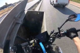 Önündeki aracı sollamaya çalışan motosiklet sürücüsü yola bırakılan çöp konteynerine çarptı