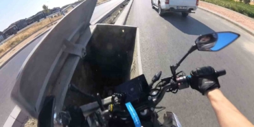 Önündeki aracı sollamaya çalışan motosiklet sürücüsü yola bırakılan çöp konteynerine çarptı