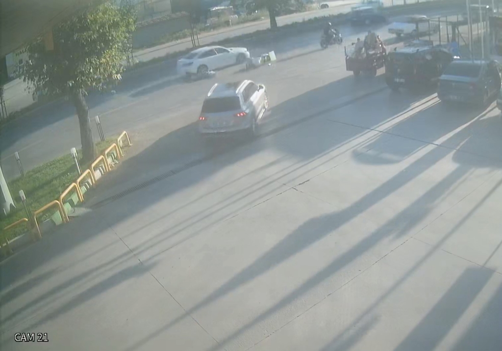 Direksiyon hakimiyetini kaybeden motosiklet otomobile çarptı
