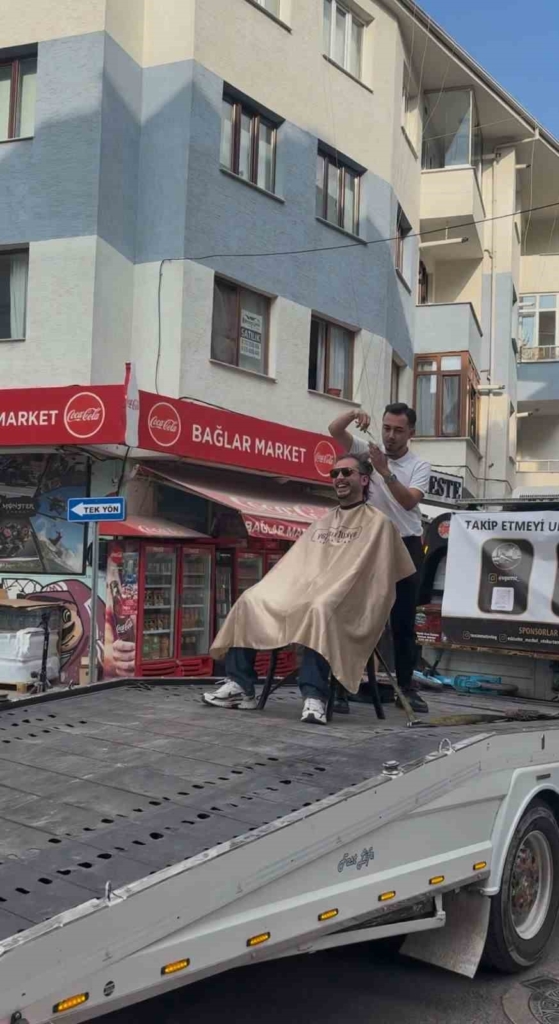 Eskişehir’de çekici üzerinde saç tıraşı oldular