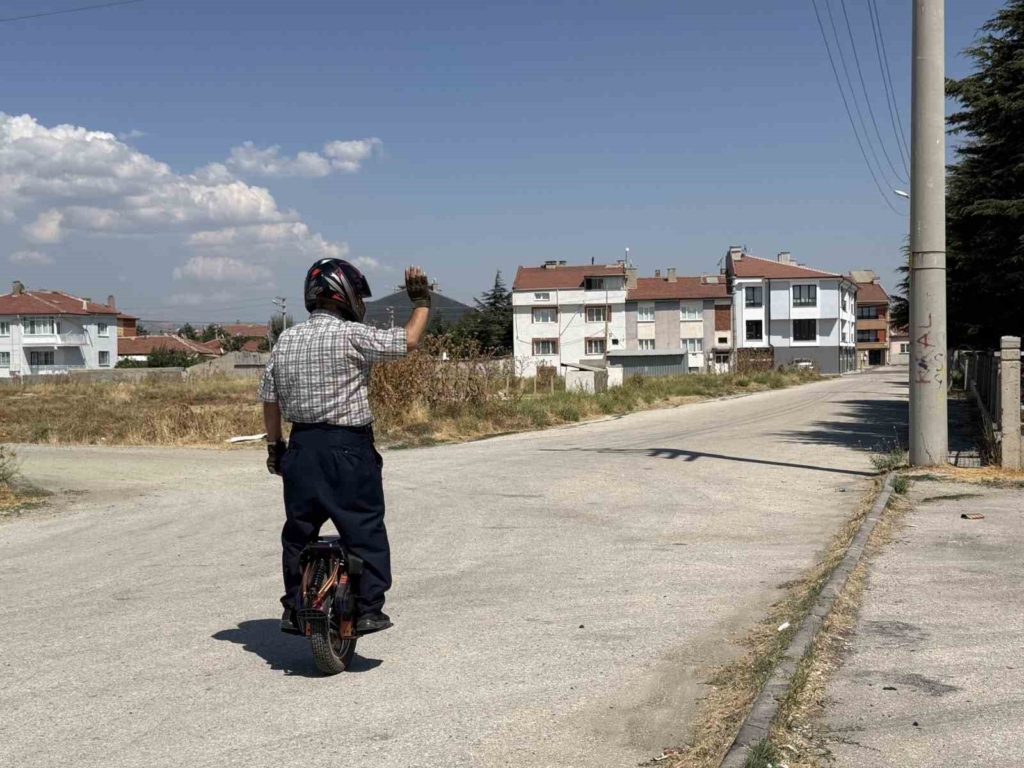 ’Tek teker’ üzerinde 4 bin kilometre gezen 60’lık delikanlıyı görenler şaşırıyor