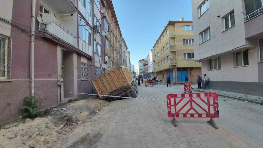 Eskişehir’de yol çöktü, belediyeye ait kamyon çukura düştü