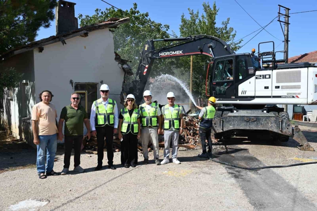Karacabey Belediyesi’nden metruk yapılara geçit yok