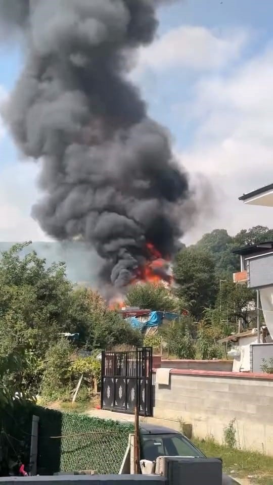 Barakaya sıçrayan yangın itfaiye ekiplerini harekete geçirdi