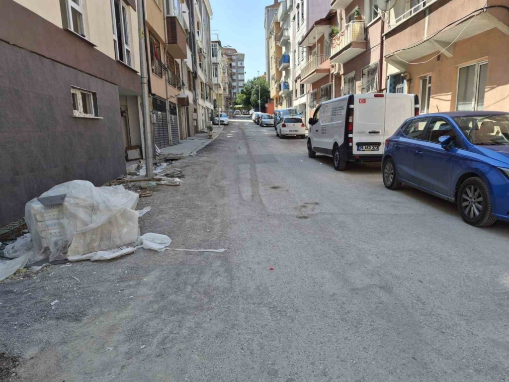 Kurtuluş Mahallesi’ndeki bozuk yollar sürücülere zorluk yaşatıyor