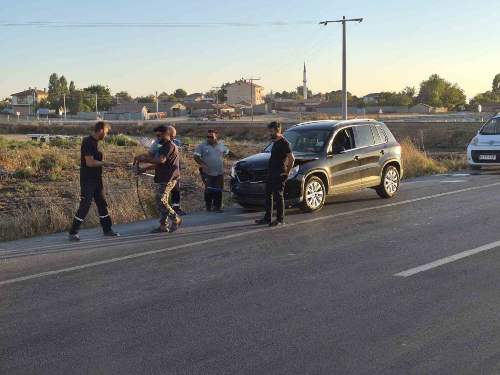 Eskişehir’de iki araç kavşakta çarpıştı: 3 yaralı