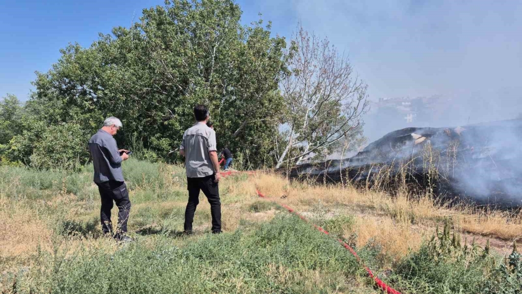 Okul ile sağlık ocağı arasındaki otluk arazideki yangın itfaiye ekiplerince büyümeden söndürüldü