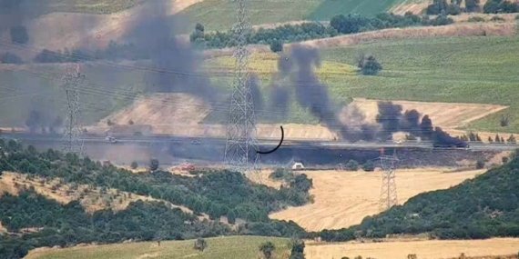 Seyir halindeki araç alev aldı, yangın otluk alana sıçradı
