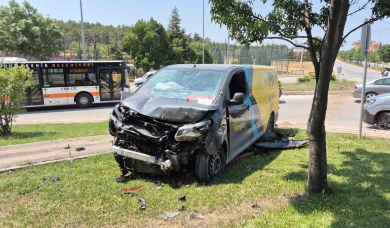 Eskişehir’de hafif ticari araç ile panelvan çarpıştı: 2 yaralı