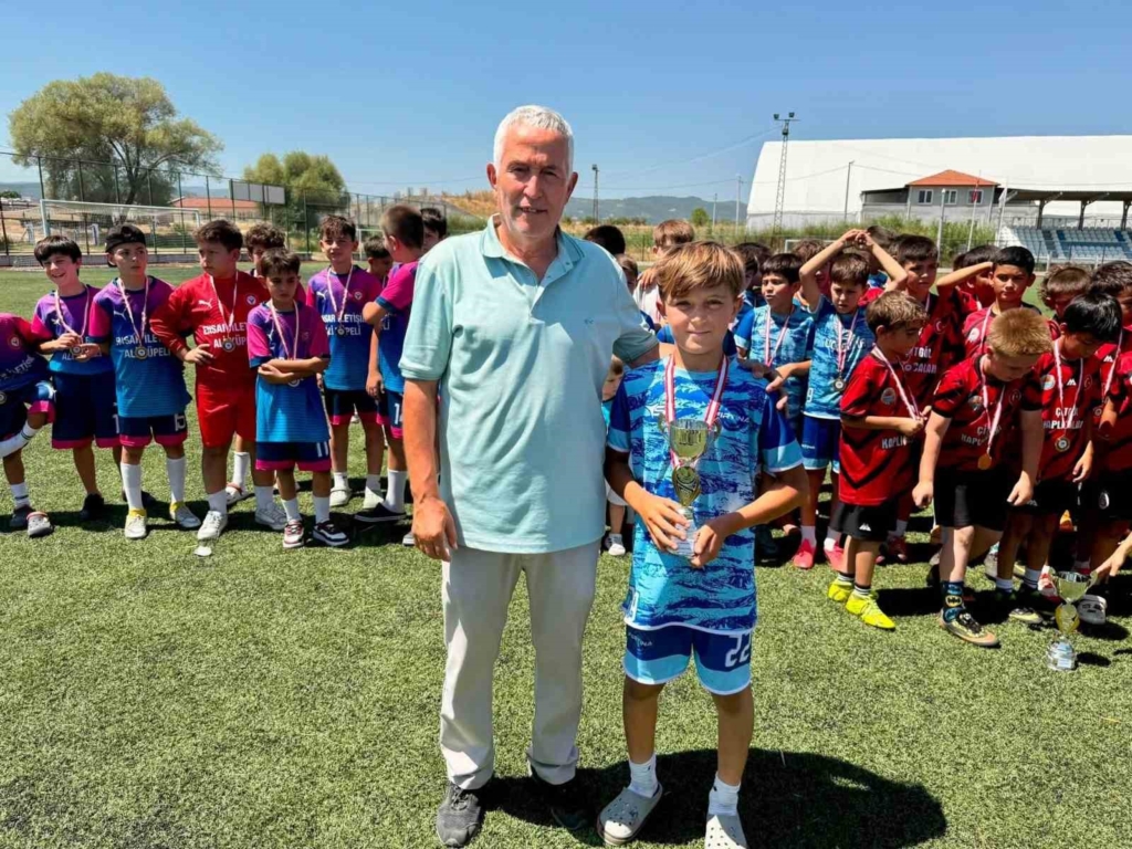 Hisarcık’ta "Ethem Bal Kupası U10 Futbol Turnuvası" sona erdi