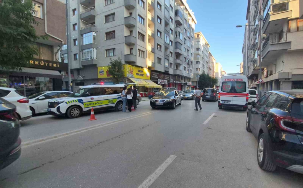 Eskişehir’de korkutan kaza: Motosiklet, hafif ticari aracın altına girdi
