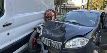 Otomobille çarpışan motosiklet iki araç arasında sıkıştı: 1 yaralı