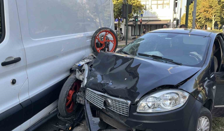 Bursa’da otomobille çarpışan motosiklet iki araç arasında sıkıştı: 1 ağır yaralı