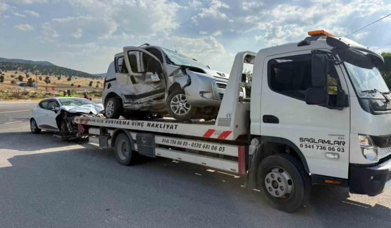 Emirdağ’da iki otomobilin çarpıştığı kazada 5 kişi yaralandı