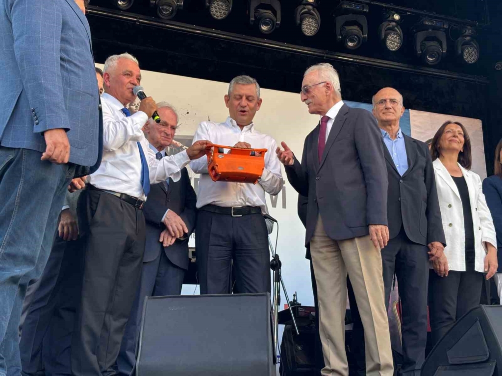 YENİ Parti Genel Başkanı Özel: "Birlikte yeni bir yola çıktık"