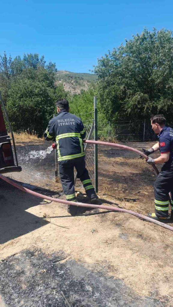 Otluk alandaki yangın ormana sıçramadan söndürüldü