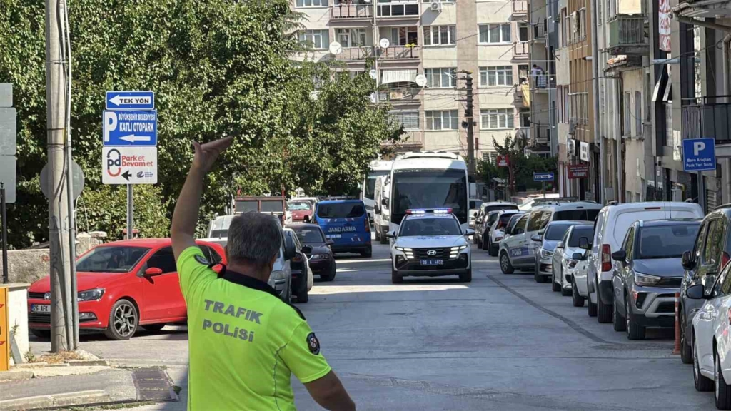 Eskişehir merkezli dev dolandırıcılık operasyonunda yakalanan 90 şüpheli adliyeye sevk edildi
