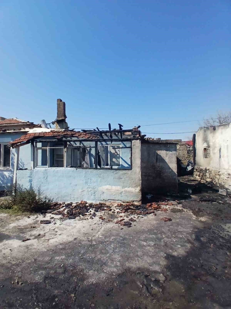 Eskişehir’de müstakil ev çıkan yangında küle döndü