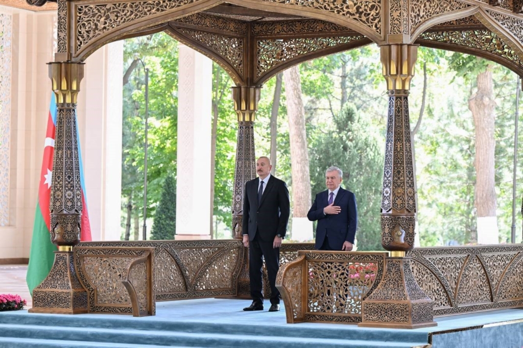Azerbaycan Cumhurbaşkanı Aliyev, Özbekistan Devlet Başkanı Mirziyoyev ile bir araya geldi