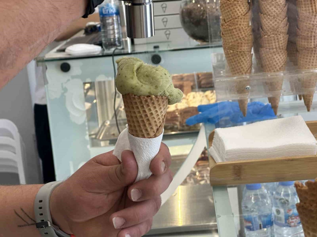 Tuzla servis edilen erikli dondurmaya talep artıyor