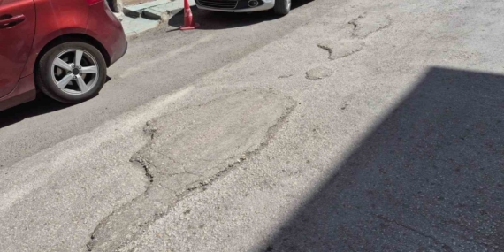 Kurtuluş Mahallesi’ndeki bozuk yollar sürücülere zorluk yaşatıyor