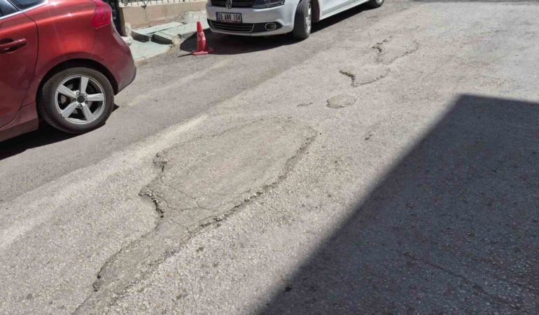 Kurtuluş Mahallesi’ndeki bozuk yollar sürücüleri zorluyor