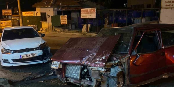 Eskişehir’de 2 otomobil kafa kafaya çarpıştı