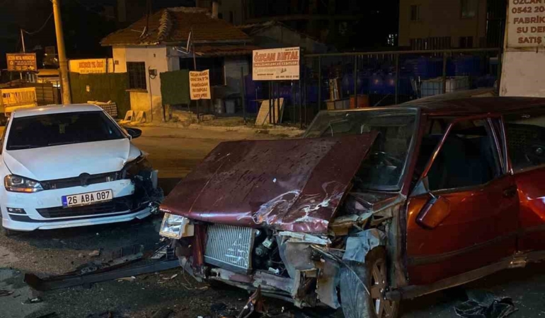 Eskişehir’de iki otomobilin çarpıştığı kazada araçlar hasar gördü