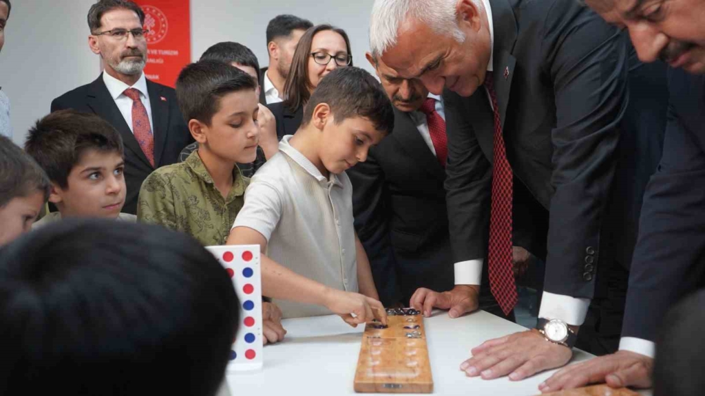 Bakan Ersoy: "Kütüphaneler artık yalnızca kitap okunan yerler değil araştırmanın, üretimin, inovasyonun ve kültürel gelişimin merkezi haline geldi"
