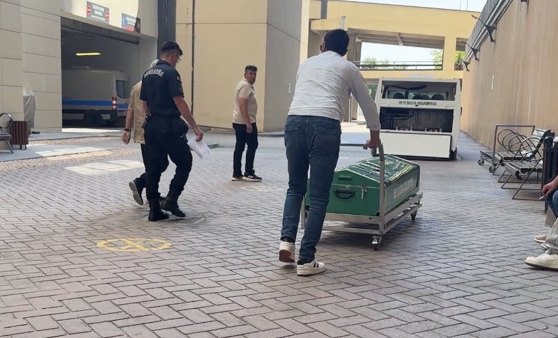 Havuza düşerek hayatını kaybeden minik Elif son yolculuğuna uğurlanıyor
