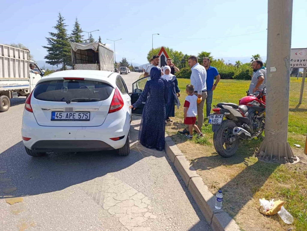 Otomobile çarpan motosiklet sürücüsü ağır yaralandı