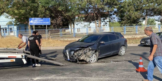 Eskişehir’de hafif ticari araç ile otomobil çarpıştı: 1 yaralı