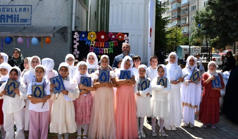 Kütahya’da 37 öğrenciye Kur’an-ı Kerim hediye edildi