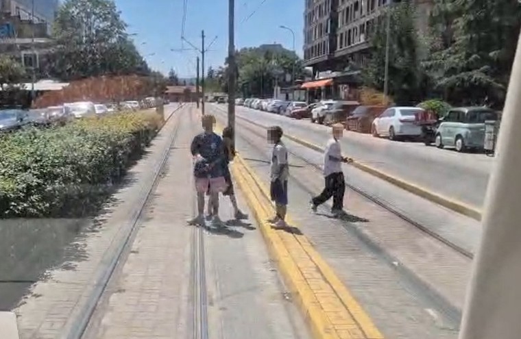 Tramvayın arkasına asılan çocukların tehlikeli yolculuğu