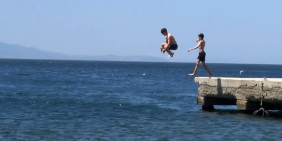 Kavurucu sıcaklarda sahillere akın ettiler