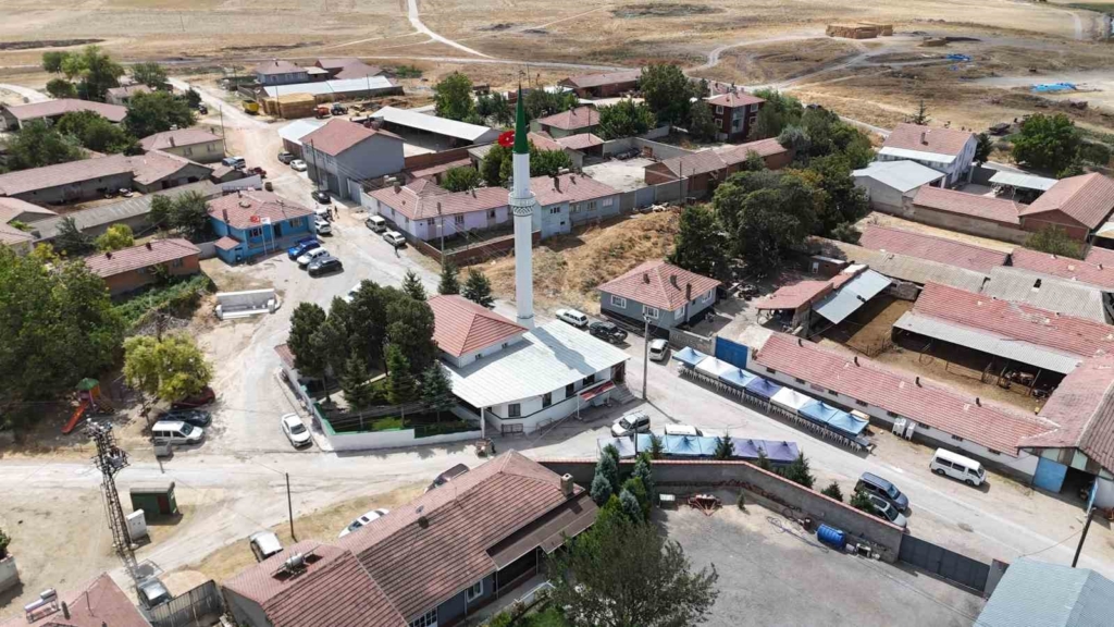 Yıldırım düşmesi sonucu ağır hasar alan cami el birliği için onarıldı, ibadete açıldı