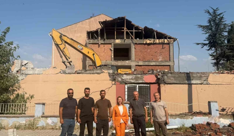 Deprem riski taşıyan Atatürk Ortaokulu’nun yıkımına başlandı