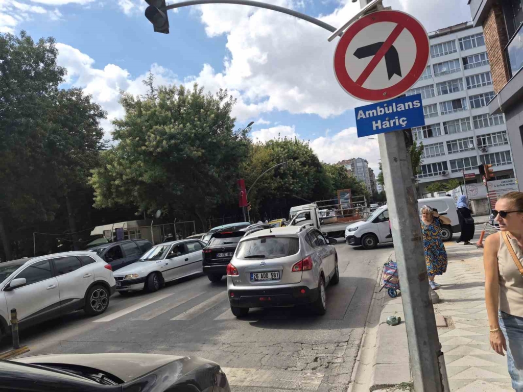 Elektrik kesintisi sebebiyle trafik ışıkları yanmayınca karışıklık meydana geldi