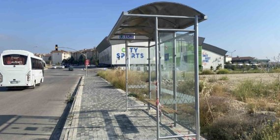 Vatandaşların tepkisi sayesinde bank gitti yerine otobüs durağı geldi