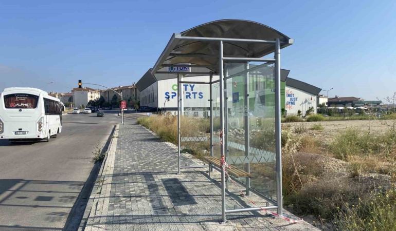 Vatandaşların tepkisi üzerine bank kaldırıldı, otobüs durağı geldi