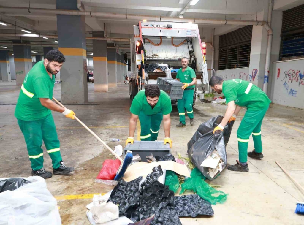 Osmangazi Belediyesi pazarlardan aylık 600 ton atık topluyor