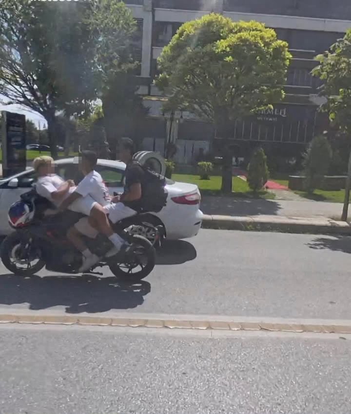 Motosiklete ters oturarak yaptıkları kasksız yolculuk ’pes’ dedirtti