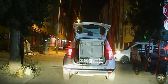 Beyaz eşyayı iple bağlayıp bagajda taşıdı